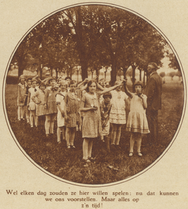 873141 Afbeelding van een groep meisjes van de Zondagsschool Leidschevaart te Utrecht, tijdens de jaarlijkse ...